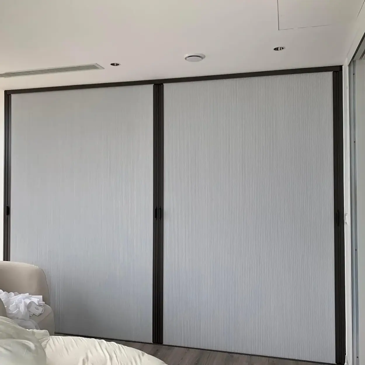 Çaykara bebek odası — honeycomb blackout, deliksiz montaj, tam karartma